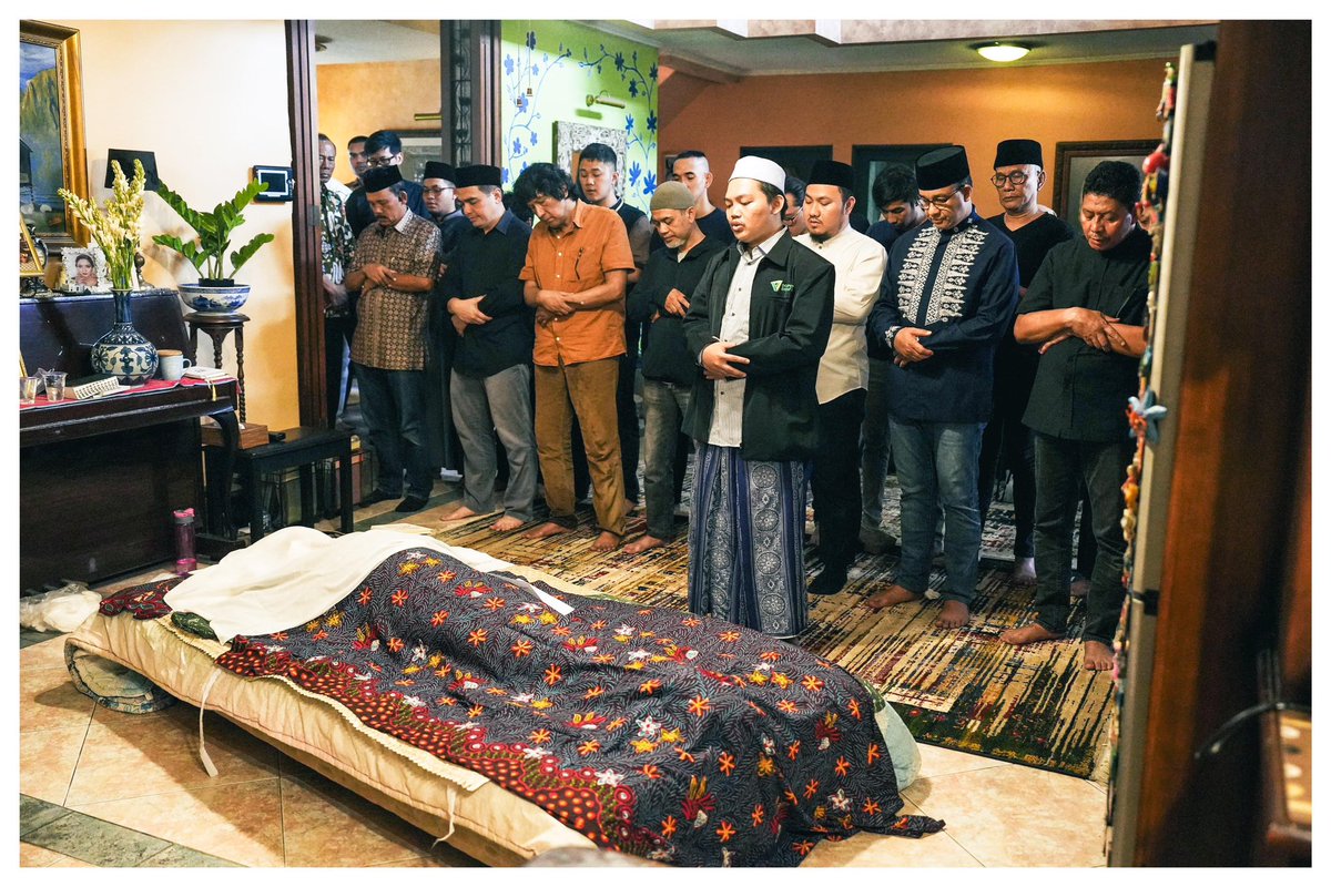 aniesbaswedan's tweet photo. Innalillahi wa inna ilaihi raji’un. Terkejut dan berduka mendalam mendengar berpulangnya Mbak Marissa Haque dini hari tadi. Kepedulian, keberanian dan kegigihannya dalam memperjuangkan berbagai isu penting bagi bangsa selalu menjadi inspirasi.

Ya, almarhumah adalah seniman, politisi dan akademisi yang cemerlang dan menginspirasi. Namun lebih dari itu, ia adalah seorang istri terbaik bagi Mas Ikang Fawzi, dan ibunda terbaik bagi Bella dan Chiki. Kepedulian dan kegigihannya diturunkan kepada putri-putrinya. Begitu banyak orang jadi saksi kebaikannya.

Allahummaghfir lahaa warhamhaa wa 'aafihaa wa'fu 'anhaa. Allaahumma laa tahrimnaa ajrahaa, wa laa taftinnaa ba'dahaa, waghfir lanaa walahaa.

Semoga almarhumah husnul khatimah, dan semoga Allah mengampuni segala khilafnya, menerima dan menambahkan catatan amalnya, melapangkan, menerangi, dan mengharumkan kuburnya, serta menempatkannya di surga-Nya yang tertinggi.

Tak lupa semoga Allah memberi keikhlasan dan ketabahan pada keluarga yg ditinggalkan, serta memberi kekuatan kepada putri-putrinya untuk terus menjadi anak-anak yg shalihah yg senantiasa mendoakan ibundanya dan menjadi amal jariyah yg tak henti mengalir baginya. Aamiin yra.