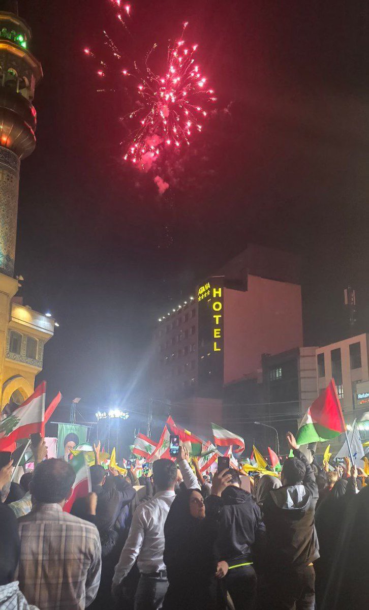M12Hmahak34's tweet photo. مو..شک بارونش با فرمانده ها
جشنش با مردم ایران🎊🎉 https://t.co/wVxPjZcsID