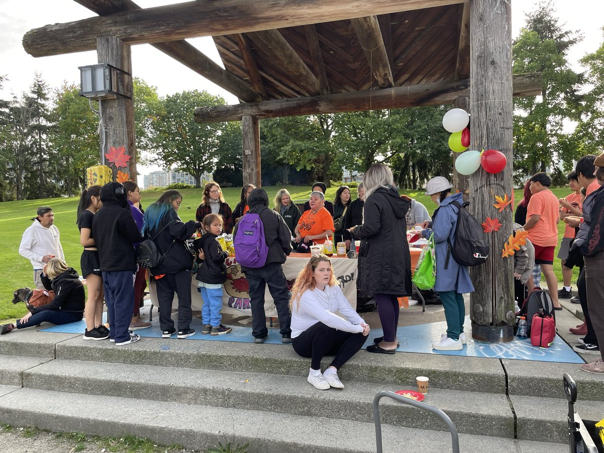 fionaeyork's tweet photo. #CRABPark #tentcity hosted a salmon bbq for #TruthandReconciliationDay.
75 meals served & 48 #artkits given out by @WePress_YVR π¦π¦π£π£βΊοΈβΊοΈπΎπΎππ
With thanks for #communitysupport also 2: @DTESNHouse @SPARCBC & Aboriginal Front Door
#CommunityFirst #CultureSavesLives @CBC https://t.co/8ObDcy0IkA