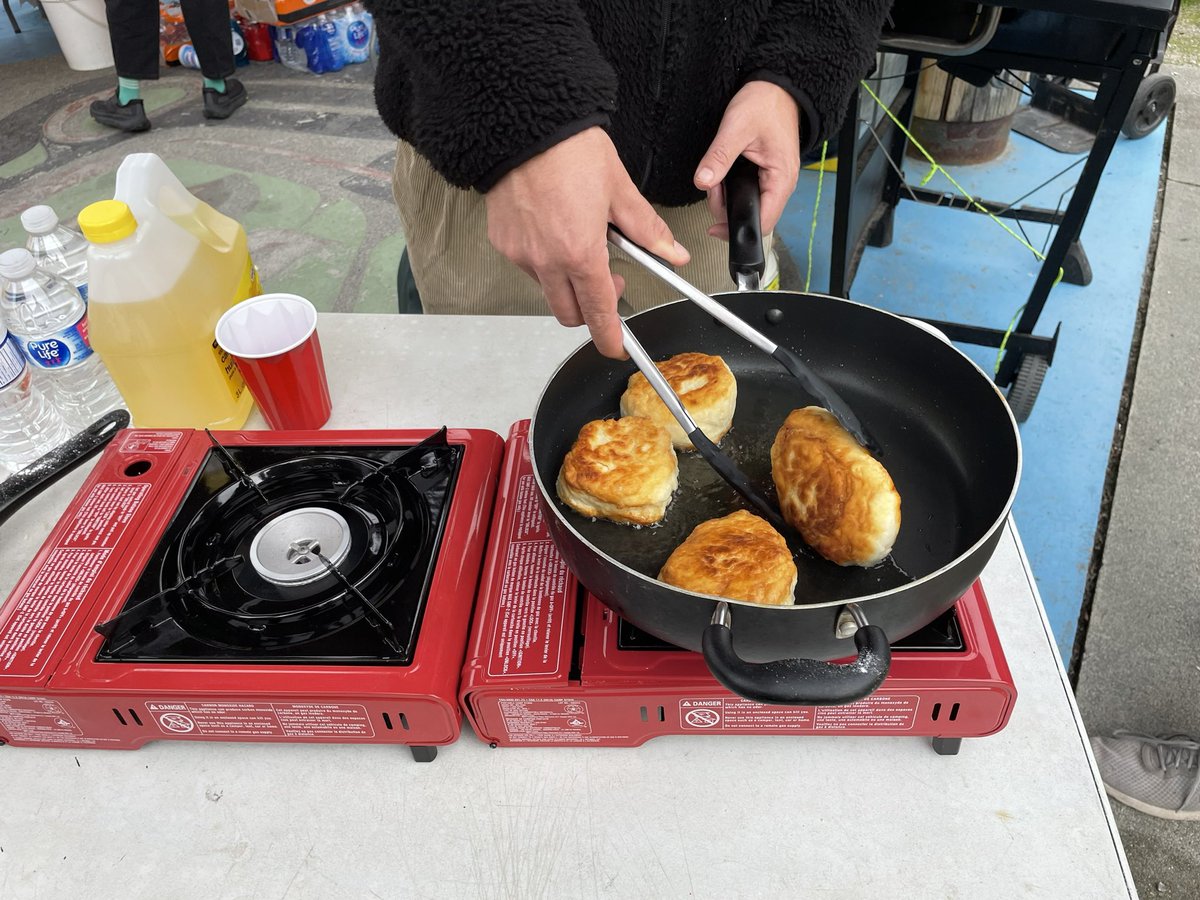 fionaeyork's tweet photo. #CRABPark #tentcity hosted a salmon bbq for #TruthandReconciliationDay.
75 meals served & 48 #artkits given out by @WePress_YVR π¦π¦π£π£βΊοΈβΊοΈπΎπΎππ
With thanks for #communitysupport also 2: @DTESNHouse @SPARCBC & Aboriginal Front Door
#CommunityFirst #CultureSavesLives @CBC https://t.co/8ObDcy0IkA