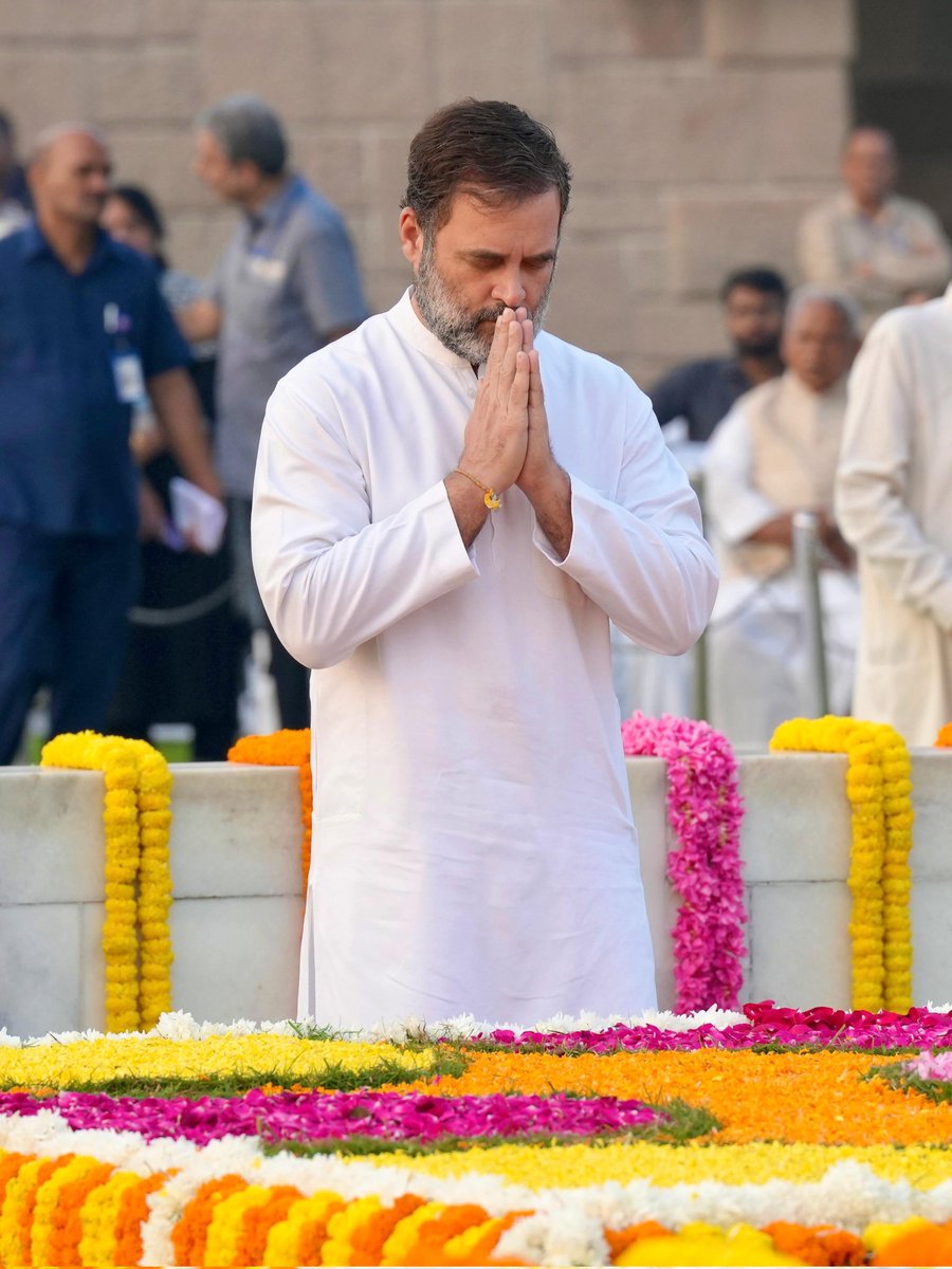 INCIndia's tweet image. महात्मा गांधी एक विचारधारा हैं, जो हमें नफरत और हिंसा से लड़ने की शक्ति देते हैं।

बापू के दिखाए मार्ग पर चलकर ही हम समाज में न्याय की स्थापना कर सकते हैं। 

राष्ट्रपिता महात्मा गांधी जी को नमन 🙏🏼