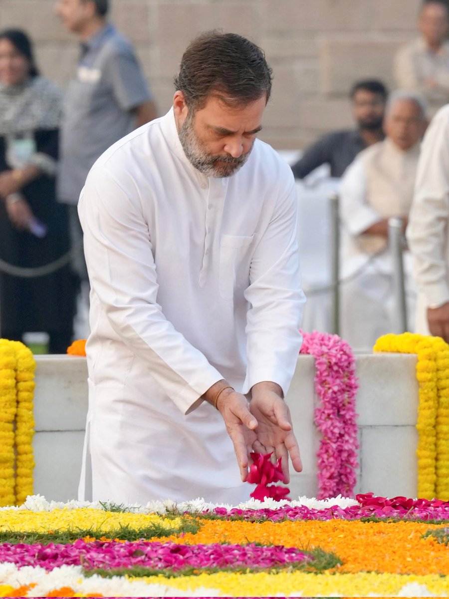 INCIndia's tweet image. महात्मा गांधी एक विचारधारा हैं, जो हमें नफरत और हिंसा से लड़ने की शक्ति देते हैं।

बापू के दिखाए मार्ग पर चलकर ही हम समाज में न्याय की स्थापना कर सकते हैं। 

राष्ट्रपिता महात्मा गांधी जी को नमन 🙏🏼