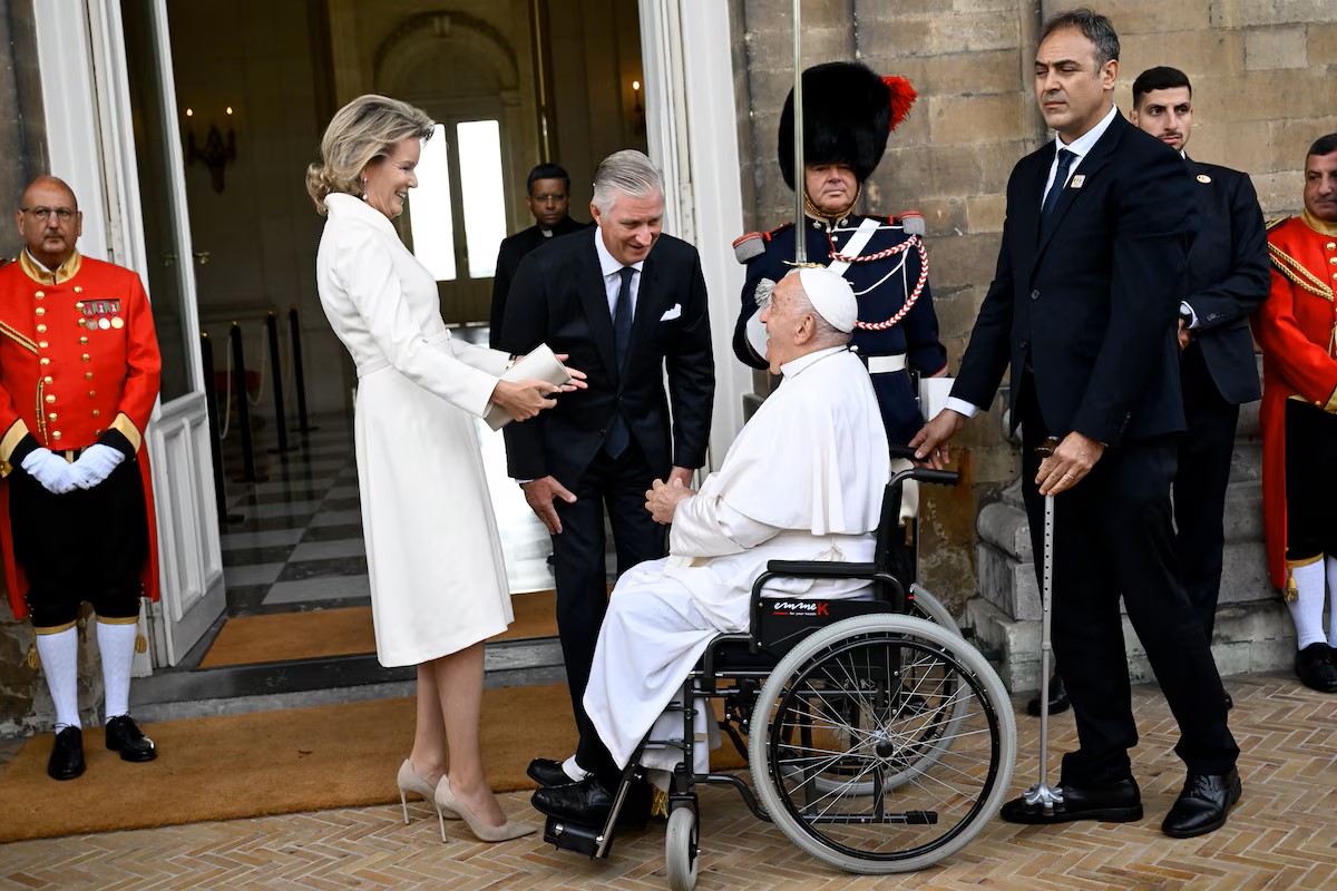 rwthofficial's tweet photo. 🇧🇪🇻🇦
#Belgium’s King Philippe and Queen Mathilde received #Vatican’s Pope Francis @Pontifex on his official visit at the Palace of Laeken outside #Brussels.
📸 Belga, Vatican Media #RoiPhilippe #ReineMathilde #Belgique #België https://t.co/5fJMVeq9He