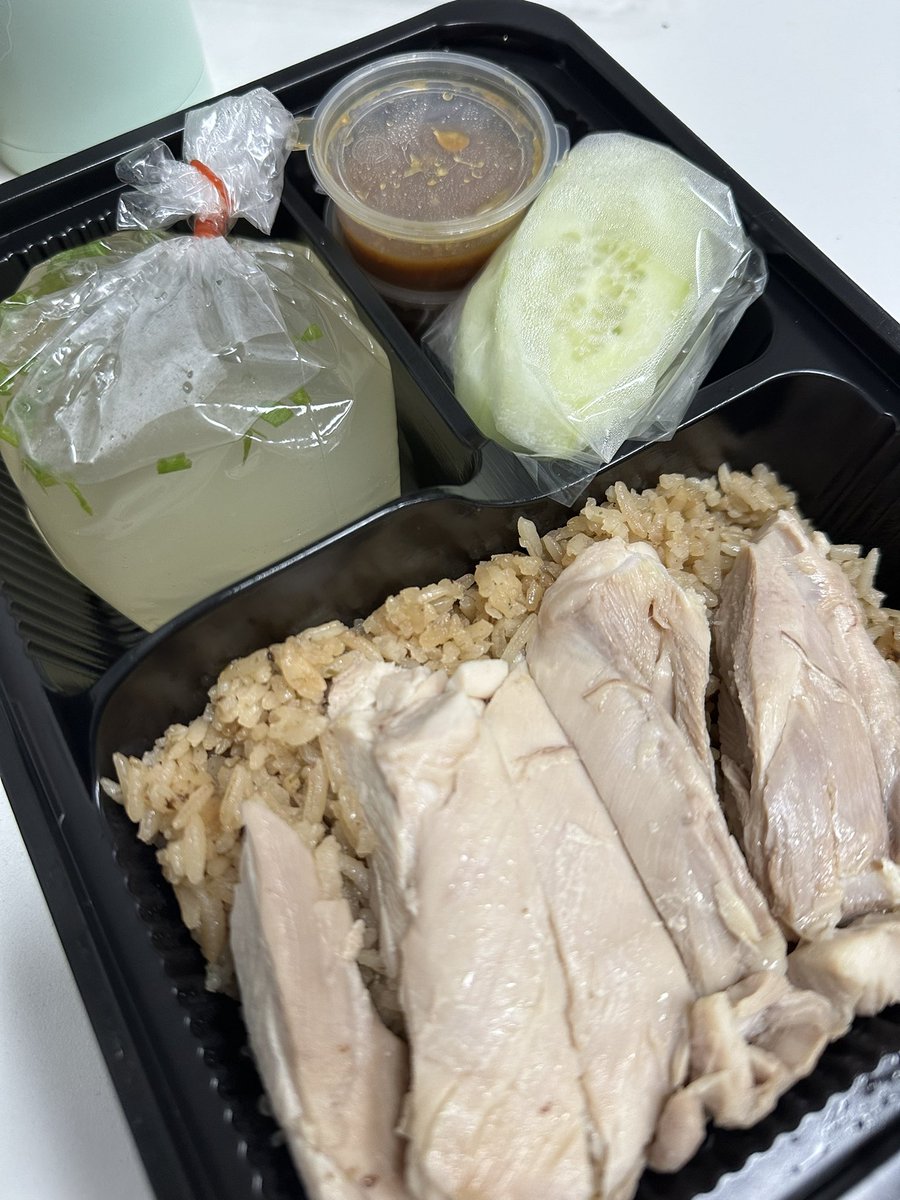 #วันนี้อุ้มกินอะไร review!🐔

ข้าวมันไก่ซั่งไห่ Shanghai Chicken Rice
เป็นข้าวมันสาหร่าย น้ำจิ้มไก่อร่อย มีน้ำจิ้มให้สองแบบ ตัวข้าวนุ่ม ไก่ให้ชิ้นใหญ่ มีหลายสาขาด้วย

8.5/10
📍 maps.app.goo.gl/pYzCSk7NVHEiZA…