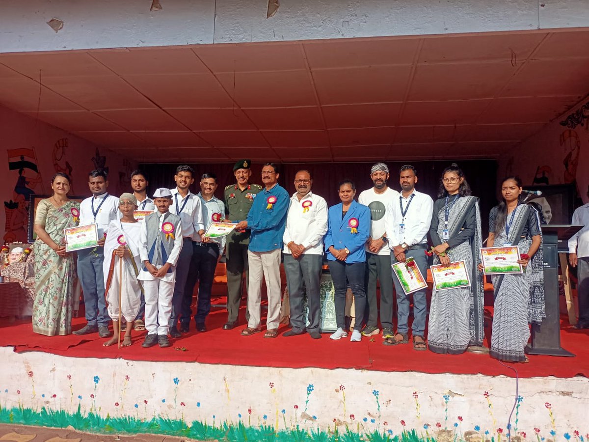 ahmednagarcantt's tweet photo. Felicitation of CSRD students by the auspicious hands of Padmashree Hon'ble Popatrao Pawar, Brig. Russell D'Souza, Kum. Pooja Varade, Vikrant More CEO  &amp; others dignitaries  on occassion  of Swachhata Hi Seva Campaign.  #SBD2024 #SHS2024 #SwachhataHiSeva2024
@PddeScPune https://t.co/4Z4rYFah9F