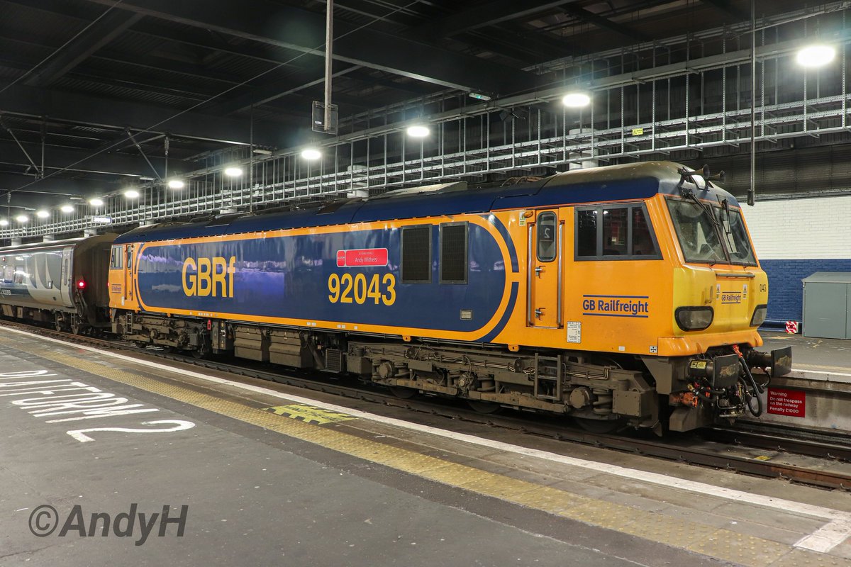 holtona72's tweet image. #WestCoastWednesday #GBRF 92043 'Andy Withers' at the blocks in Euston station last night having brought in @CalSleeper 5S95, the ECS for 1S25 Highland Sleeper to Aberdeen, Inverness &amp;amp; Fort William. #WCML #Class92 #CaledonianSleeper 1/10/24