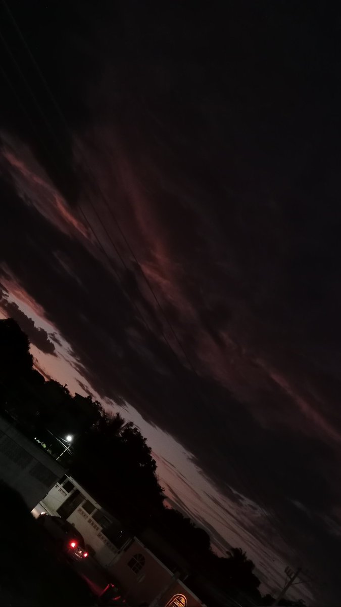 Aveces solo tienes que ser tu mismo y no dejar que un mal momento te de para abajo, nadie es indispensable en la vida, el tiempo corre las personas van y vienen y si no quiere estar la persona tranquilo no es tu culpa tu diste lo mejor!