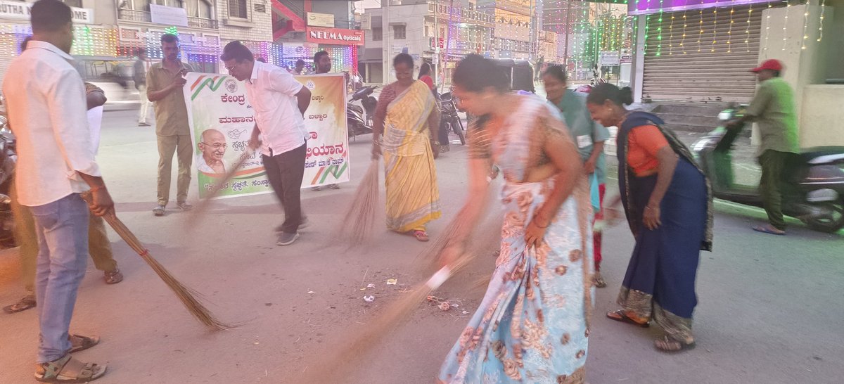 CBCBallari's tweet photo. @cbc Ballari @ city Corporation Ballari ಇವರ ಸಹಯೋಗದಲ್ಲಿ ಗಾಂಧಿ ಜಯಂತಿಯ ಅಂಗವಾಗಿ ಗಾಂಧಿ ನಗರದ ಪಾರ್ಕ್ ಬಳಿ ನಡೆದ ಸ್ವಚ್ಛತಾ ಕಾರ್ಯಕ್ರಮದಲ್ಲಿ ಶ್ರೀ ಮಲ್ಲನಗೌಡ, ಕಾರ್ಪೊರೇಟರ್ ಸ್ವಚ್ಛತಾ ಪ್ರತಿಜ್ಞೆ ಬೊಧಿಸಿದರು #10YearsOfSwachhBharat  #SBD2024 #SHS202
#SwachhtaHiSeva2024  @CBC_Bengaluru @PIBBengaluru https://t.co/wymeLw2OrD