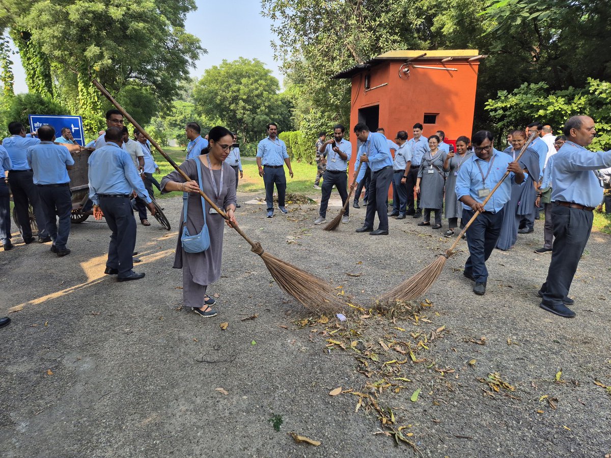 celbharat's tweet photo. स्वच्छता को बनाए रखने के लिए हमें इधर-उधर कचरा नहीं भेजना चाहिए। कचरा हमेशा कूड़ेदान में ही फेंकना चाहिए। कहा भी गया है अत: स्वच्छता में ईश्वर का वास होता है। अत: स्वच्छता को अपनाएं और देश को आगे बढ़ाएं।#SwachhBharatMission,#SwachhBharatAbhiyan #SwachhBharat https://t.co/RgNgbqad3I