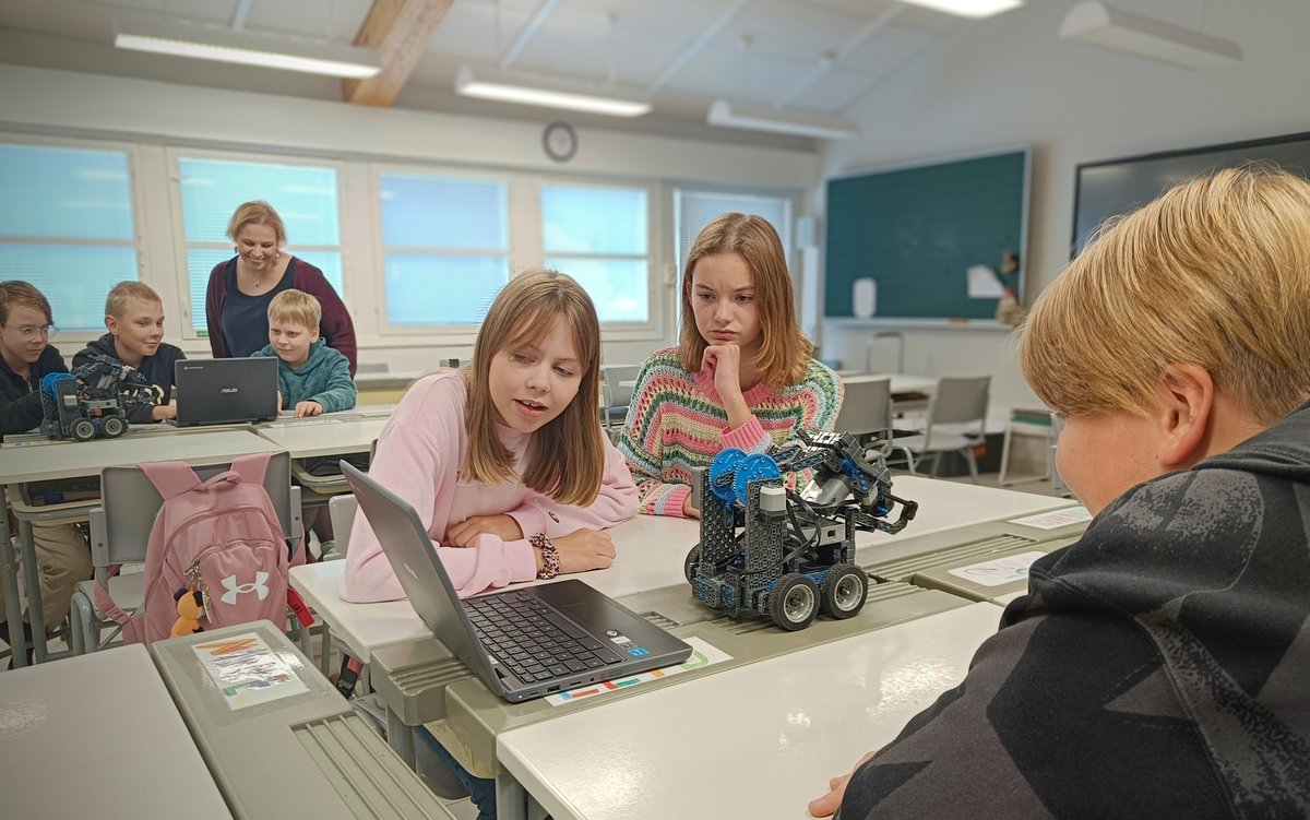 Lahden JunnuYliopisto (@junnuyliopisto) on Twitter photo Robotiikkaa, ohjelmointia ja oivalluksia vitosluokkalaisille Lahdessa! Asiantuntija-apua uuden lapsia innostavan opetuspaketin laatimiseen tarjosi <a href="/UniLUT/">LUT University 🚀</a> 🙌
▶️Lue lisää:
lahdenjunnuyliopisto.fi/junnuyliopisto… Robotiikkaa, ohjelmointia ja oivalluksia vitosluokkalaisille Lahdessa! Asiantuntija-apua uuden lapsia innostavan opetuspaketin laatimiseen tarjosi <a href="/UniLUT/">LUT University 🚀</a> 🙌
▶️Lue lisää:
lahdenjunnuyliopisto.fi/junnuyliopisto…