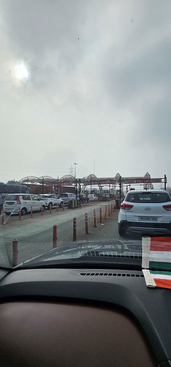 MeMumbaikar15's tweet image. Dear @NHAI_Official @nitin_gadkari @CMOMaharashtra what&apos;s the point of having #fasttag cha Kai fayda when u stuck for half hour at #mumbaipuneexpressway , toll guy purposely block entire lane #shame