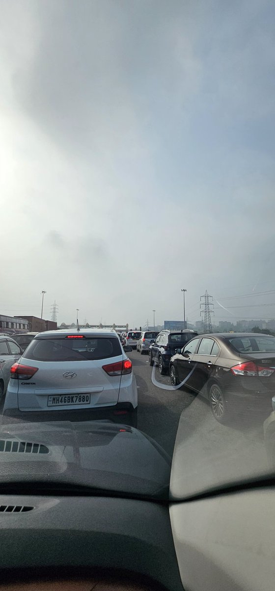 MeMumbaikar15's tweet image. Dear @NHAI_Official @nitin_gadkari @CMOMaharashtra what&apos;s the point of having #fasttag cha Kai fayda when u stuck for half hour at #mumbaipuneexpressway , toll guy purposely block entire lane #shame