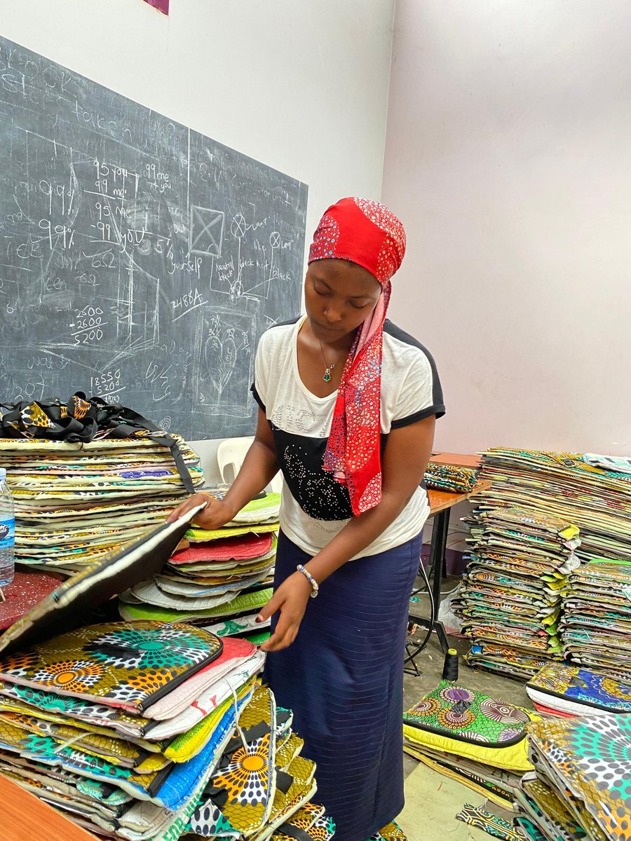 smartgirlsug's tweet photo. Turning plastic waste into Eco-friendly fashion is no easy task, but the results are stunning! Our Ecojua #SmartBags are crafted by talented young women who turn discarded materials into something remarkable, reducing waste and promoting sustainability. #SmartGirlsUg https://t.co/lYpjnBZVQ4