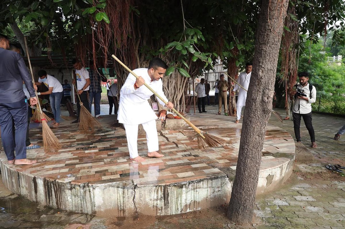 svgrybguj's tweet photo. માનનીય વડાપ્રધાન શ્રી @narendramodi સાહેબના શુભહસ્તે શરૂ થયેલ સ્વચ્છતા અભિયાનને આજે દશ વર્ષ પૂર્ણ થનાર છે ત્યારે આજે સ્વામી વિવેકાનંદ ગુજરાત યુવા બોર્ડ દ્વારા સમગ્ર રાજ્યમાં 500 થી વધુ સ્થળોએ સ્વચ્છતા અભિયાનનું આયોજન કરવામાં આવ્યુ, જેની શરુઆત રાજ્યના ગૃહમંત્રી શ્રી @sanghaviharsh ની વિશેષ ઉપસ્થિતિમાં ગાંધીનગરમા ખાતે  કરવામાં આવી.

#10YearsOfSwachhBharat
#SHSGujarat2024
#SBD2024 @Bhupendrapbjp