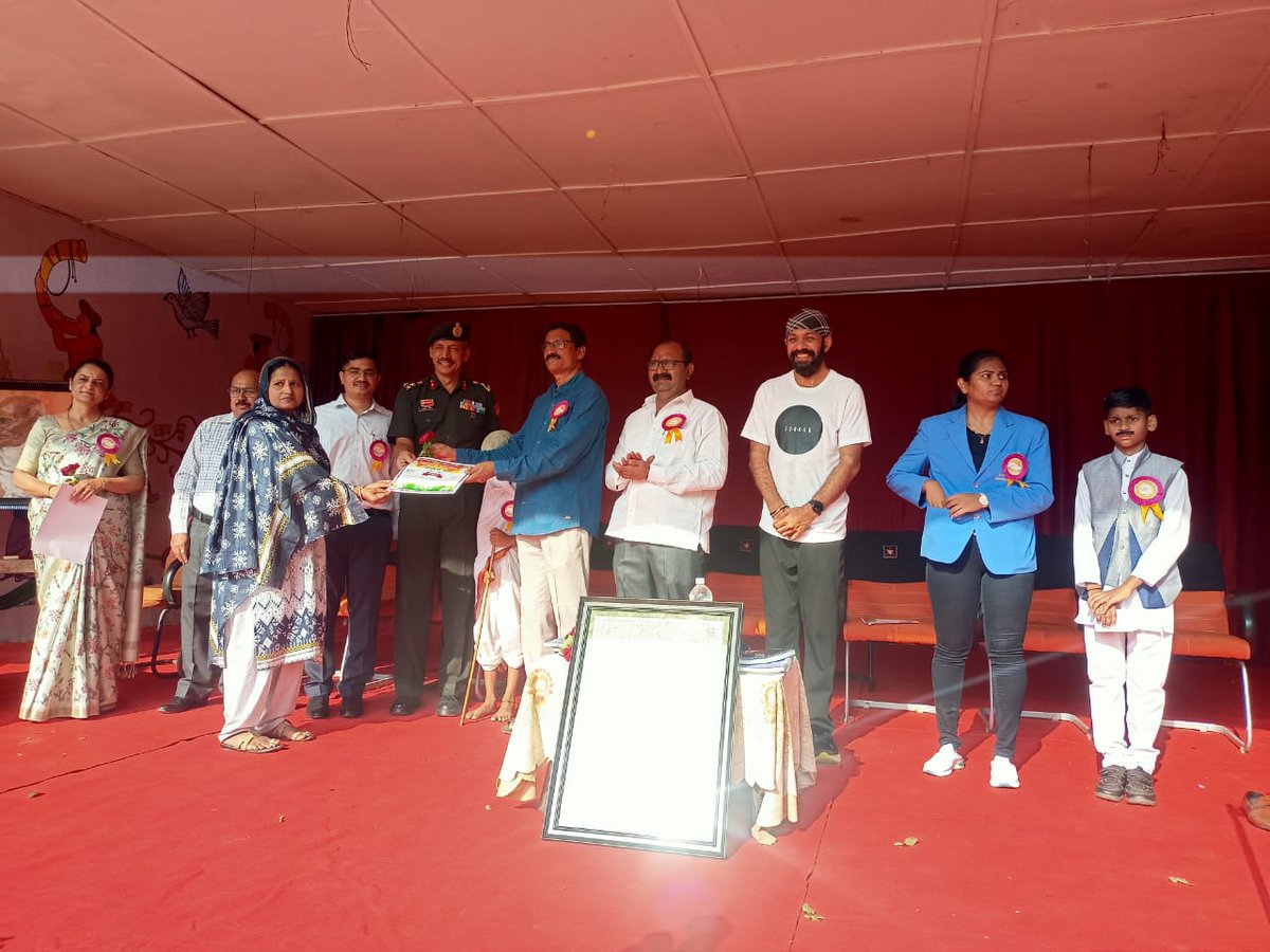 ahmednagarcantt's tweet photo. Felicitation of Cantt. Schools HM for contribution in SHS by the auspicious hands of Padmashree Hon'ble Popatrao Pawar, Brig. Russell D'Souza, Kum. Pooja Varade, Vikrant More CEO  &amp; others dignitaries  on occassion  of Swachhata Hi Seva Campaign.  #SBD2024 #SHS2024 https://t.co/Dfhcg5hN4H
