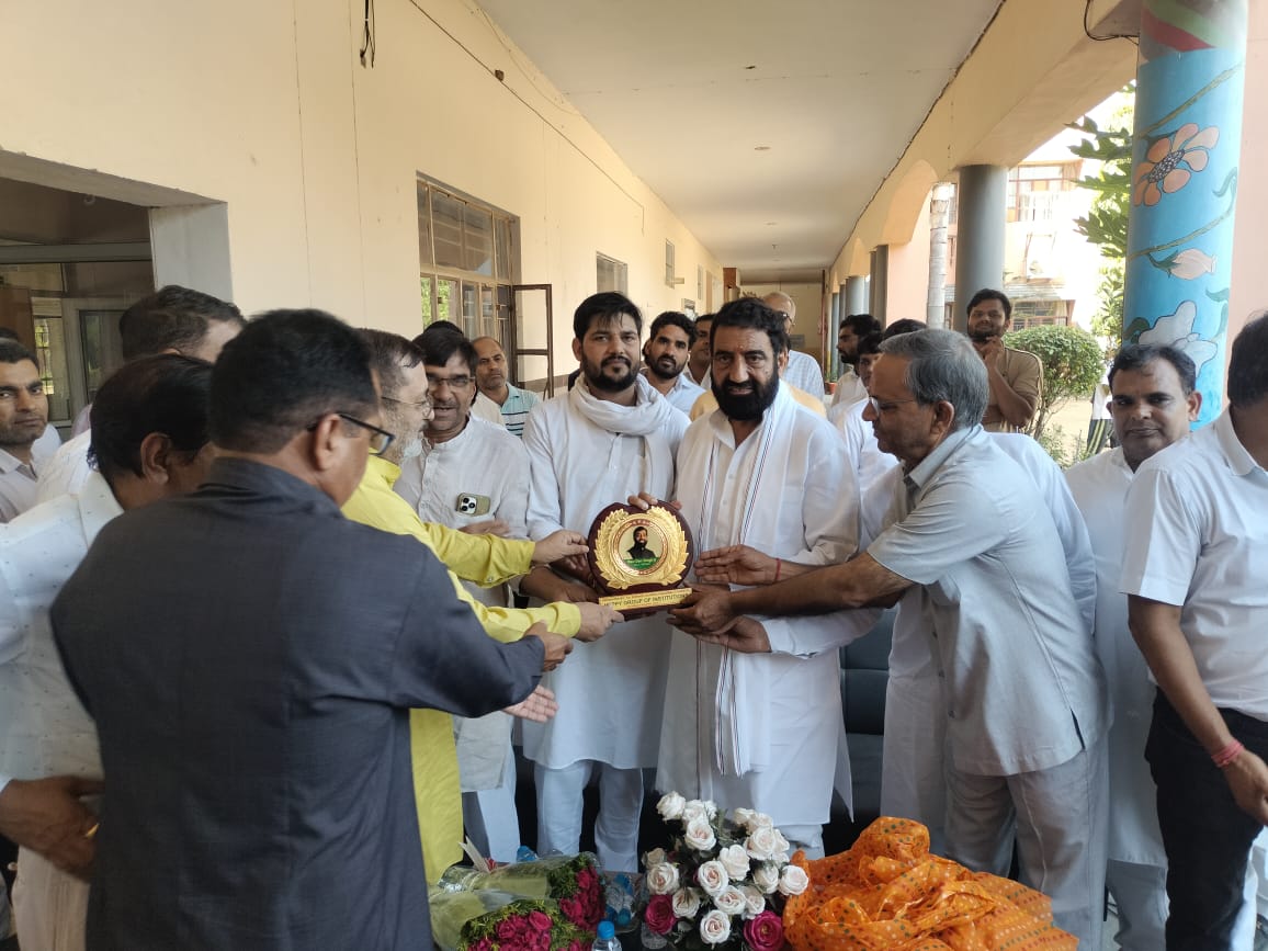 RaoDanSinghHR's tweet photo. आज हैप्पी एवरग्रीन के संस्थापक सुभाष अग्रवाल जी ने अपने पूरे स्कूल परिवार के साथियों के साथ मिलकर समर्थन किया। मैं इन सभी साथियों का हृदय से आभार प्रकट करता हूं। आप सभी का सहयोग हमें मजबूती देगा।
.
.
#VoteForINDIA
#VoteForCongress
#VoteForNyay
#VoteForBhiwaniMahendergarh https://t.co/uWkxvANTUG