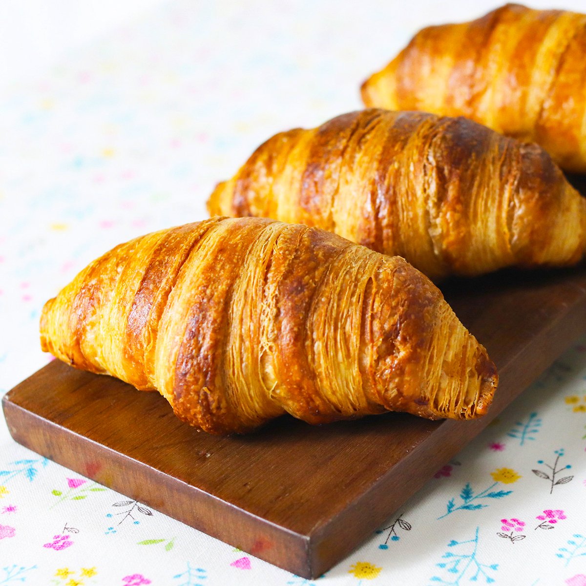 DiningPlus_tw's tweet photo. 🥐ブログ🥐
~おうちで焼きたてクロワッサン!2種類を食べ比べしてみました!~
ダイニングプラスの人気商品、クロワッサンの「BAKE UP(ベイクアップ)」と「エリタージュ」の2種を食べ比べてみました✨
ブログはこちら▶️https://t.co/lbqds9IiHU
#ダイニングプラス #BAKEUP #エリタージュ https://t.co/m1DM0EiF9u