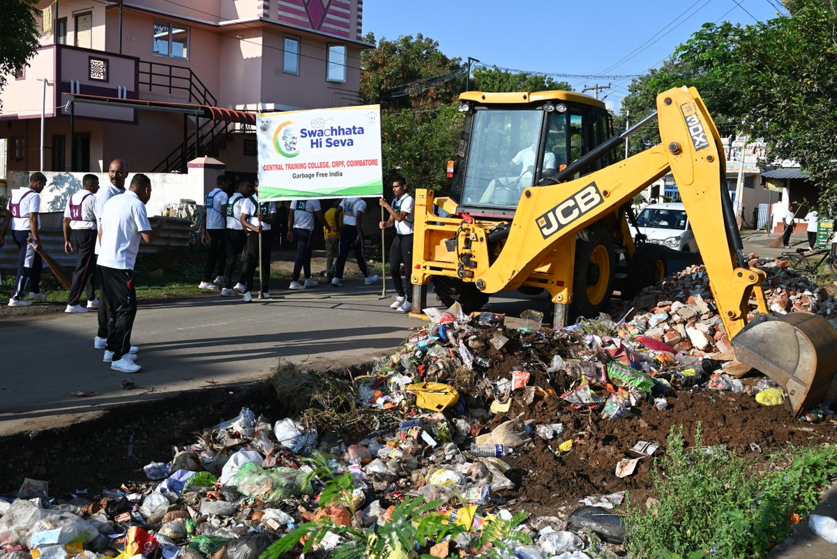 CbtCtc's tweet photo. Today Massive Cleanliness drive carried out at Market area of Kathirnaicken palayam on the eve of  Gandhi Jayanti by #CTC CRPF Coimbatore to ensure a clean and hygienic environment  for everyone during the campaign # SwachhataHiSeva 2024 campaign #SwachhataHiSeva2024 https://t.co/Hzt999qXRG