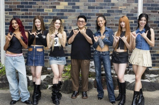pannchoa's tweet photo. Bang Sihyuk shocks with rapid weight loss in photo with KATSEYE
https://t.co/jY0DCa03r0 https://t.co/uwq3vBPwgM