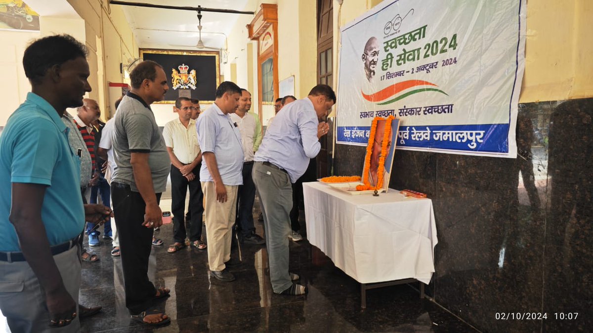 jmpworkshop's tweet photo. #SBD2024,#SHS2024 राष्ट्रपिता महात्मा गाँधी जयंती के पावन दिवस पर माल्यार्पण एवं पुष्पांजलि/जमालपुर लोकोमोटिव कारखाना https://t.co/oG9em8vdO6