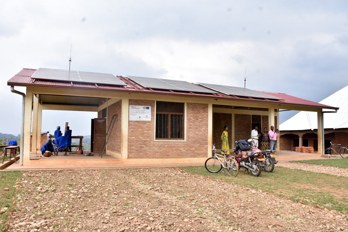 🌍💡 Autonomisation des communautés à #Kayanza ! <a href="/EUAmbBurundi/">Elisabetta Pietrobon</a> rencontre des producteurs locaux de foyers améliorés &amp; visite des stations multiservices solaires, construites par <a href="/FondazioneAVSI/">Fondazione AVSI</a> avec le soutien de <a href="/UEauBurundi/">UE au Burundi</a>. 
#ÉnergieDurable 
#AVSI