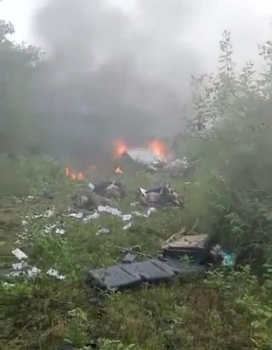 पुणे: बावधान इलाके में हेलीकॉप्टर क्रैश, 3 लोगों की मौत।
कोहरे के कारण हादसा होने की आशंका।
2 पायलट और 1 इंजीनियर की हुई मौत।
#HelicopterCrash #PuneCrash #BreakingNews #HelicopterCrash