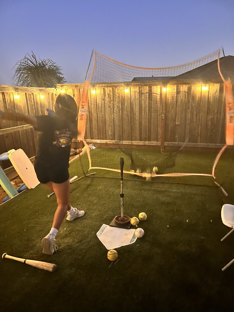 LexWilliams2025's tweet image. Sharpening my bat path with extra drills precision and power every swing! 💪🥎College coaches, let’s connect! #SoftballDevelopment #CollegeRecruiting