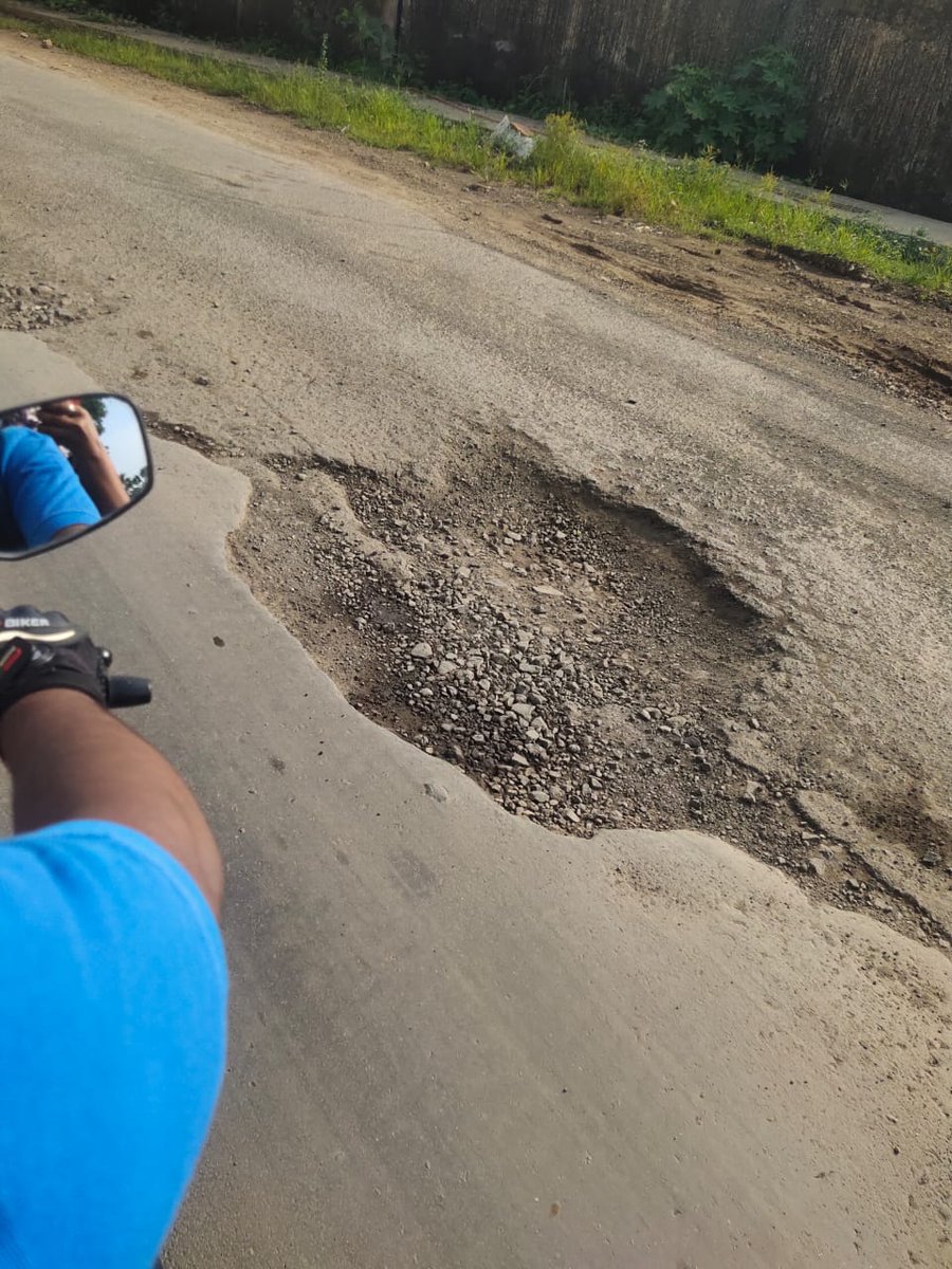 Pratham1828's tweet photo. @mybmcWardPN @mybmc @mybmcRoads @BmcRoads 
#BMCmumbai @CMOMaharashtra

Situation of the Roads Near Ins Hamla Malad West, PIN 400095

Gadde me Road hai yaa Road me gadde Samaj Nai aaraha !!

Hope ye Jaldi Banege taki koi accident na ho.

Agar hua toh Nahi toh jimmedar kon?? https://t.co/nXS3CHU7po