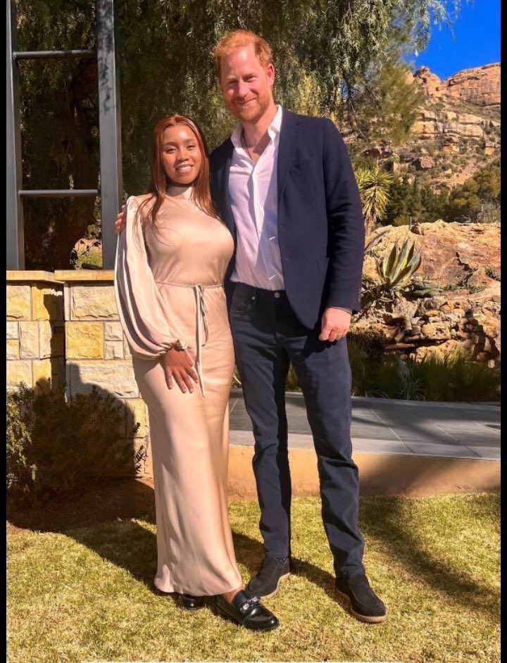 agedorgallery's tweet photo. #PrinceHarry in #Lesotho 

He arrived in South Africa where he had lunch with 23-year-old #PrincessSenat Seeiso of Lesotho 

And he took a photo with the son of the #KingandQueen of Lesotho, #PrinceLerotholi #Seeiso #RoyalFamily #Harryisback #DukeofSussex https://t.co/ZgwOg0Wcdc
