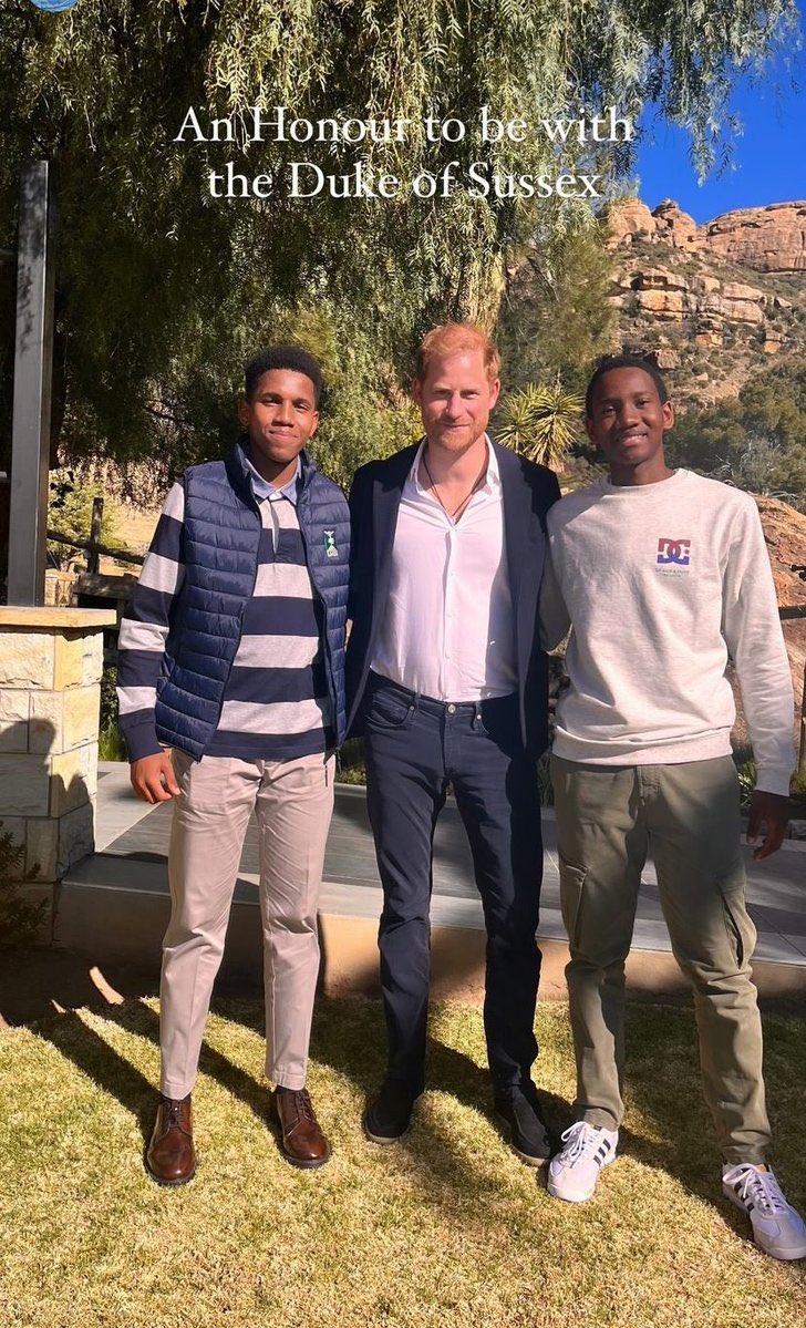agedorgallery's tweet photo. #PrinceHarry in #Lesotho 

He arrived in South Africa where he had lunch with 23-year-old #PrincessSenat Seeiso of Lesotho 

And he took a photo with the son of the #KingandQueen of Lesotho, #PrinceLerotholi #Seeiso #RoyalFamily #Harryisback #DukeofSussex https://t.co/ZgwOg0Wcdc
