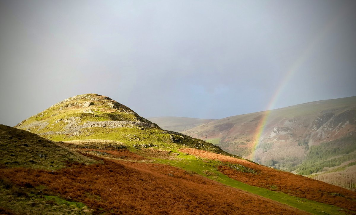 Toby_Driver1's tweet photo. #HillfortsWednesday Winter light &amp; a rainbow falling on the mighty Craig yr Aderyn or Birds' Rock inland promontory fort, #Eryri/#Snowdonia 🥰

One of the Top 10 hillforts of Wales in my @LogastonPress book &amp; well worth an autumnal visit 👌

📷 My own, Dec 2022 #Enfys https://t.co/GE48NSxUVi
