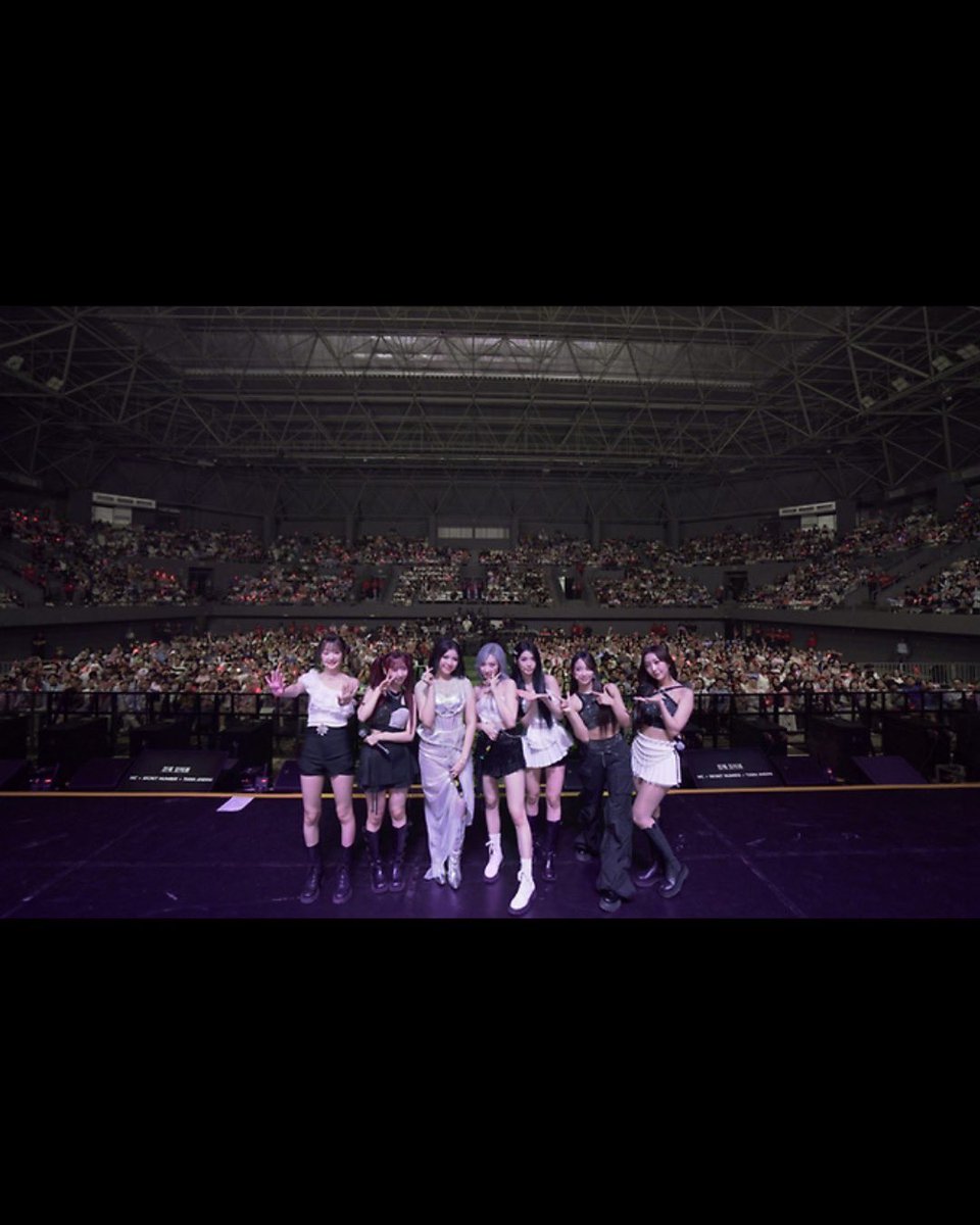 officialkvibes's tweet photo. Secret Number baru saja menyelesaikan konser solo pertama mereka yang bertajuk 'SECRET NUMBER pasSworLd CONCERT' di Senayan Tennis Indoor, Jakarta. Selama hampir 2 jam 30 menit, para member memukau penggemar dengan penampilan penuh energi dan encore yang tak terduga, membuat suasana semakin meriah. 
 
Di luar setlist yang telah disiapkan, Secret Number beberapa kali tampil dalam encore yang penuh semangat, berinteraksi dengan hangat bersama penggemar. Momen paling mengharukan terjadi ketika video pesan dari fans Indonesia diputar tanpa sepengetahuan para member, membuat mereka dan seluruh penonton ikut terharu dan meneteskan air mata. 
 
Dita, salah satu member yang berasal dari Indonesia, mengungkapkan rasa bahagianya, “Ini momen yang sangat spesial bagi kami, apalagi ini adalah konser pertama saya di kampung halaman. Terima kasih untuk cinta kalian.” 
 
Konser ini sukses terjual habis sejak jauh hari, membuktikan besarnya antusiasme penggemar Indonesia terhadap Secret Number. Tidak hanya konser, fan event dan acara media yang digelar sehari sebelumnya juga menarik perhatian banyak media lokal. 
 
Konser ini diharapkan menjadi langkah awal penting dalam memperluas aktivitas global Secret Number di masa depan. 
 
———             
Sc. Daum        
© KVIBES - pri             
#kvibes_secretnumber #kvpri #kvibesnews