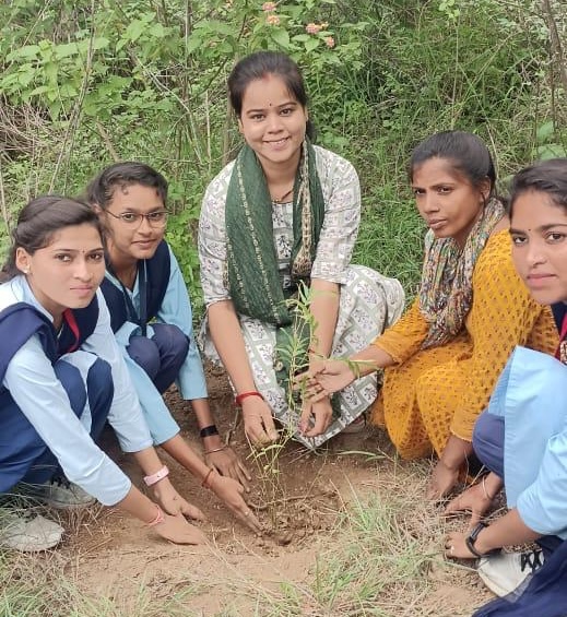 unwomenindia's tweet photo. 🚮 As part of #SHS2024, women farmers in Fatehabad, Haryana, and Balaghat &amp; Mandla, MP, along with young women from ITIs across MP, are leading the way in sustainable sanitation thru' UN Women's CORE &amp; WeSTEM projects!💪🌱#SwabhavSwachhata #SanskarSwachhata #10YearsOfSwachhBharat https://t.co/BnBkufcZGu