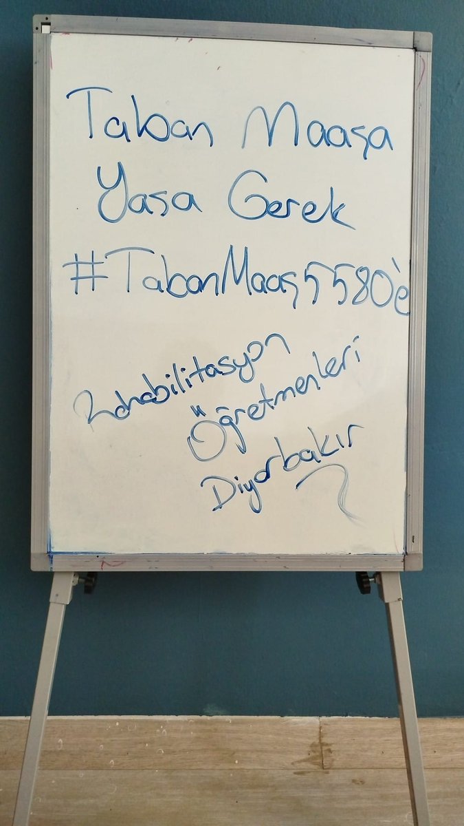 ogretmensendika's tweet photo. Gün başladı ve özel sektör öğretmenleri çalıştıkları iş yerlerinde sınıf tahtasına şu talebi yazıyor:

Öğretmene Taban Maaş,
Taban Maaşa Yasa Gerek!

Diyarbakır'daki rehabilitasyon merkezi öğretmenlerine selam gönderiyoruz. 
Kazanacağız!
#TabanMaaş5580e https://t.co/BoyWXfQJpC