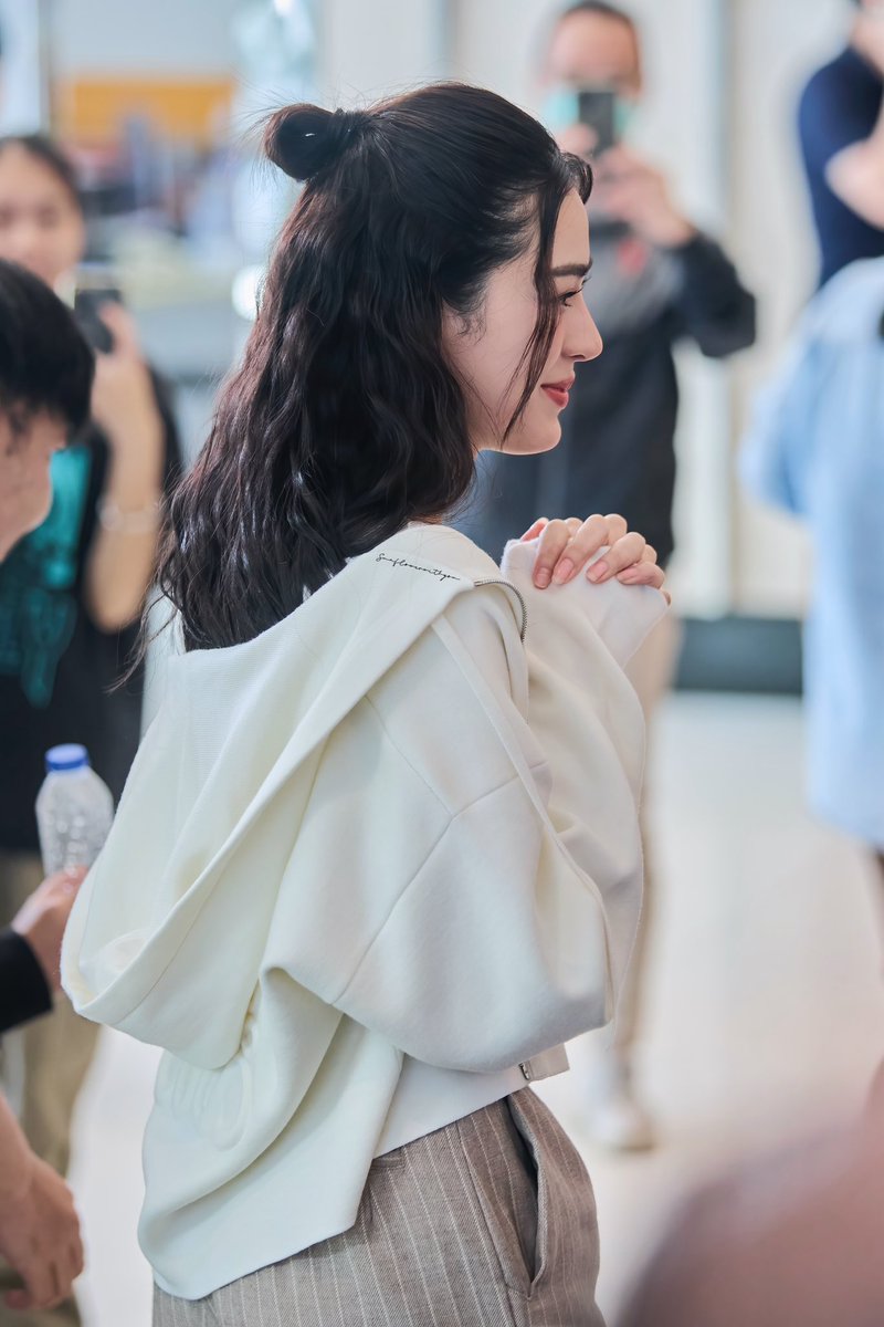 _sunflowerwithu's tweet photo. I don’t wanna look at anything else now that I saw you  ⭐️

LINGLING MYCHERIE AMOUR EP4
#Linglingkwong #หลิงหลิงคอง https://t.co/ZBuHwOsPEy