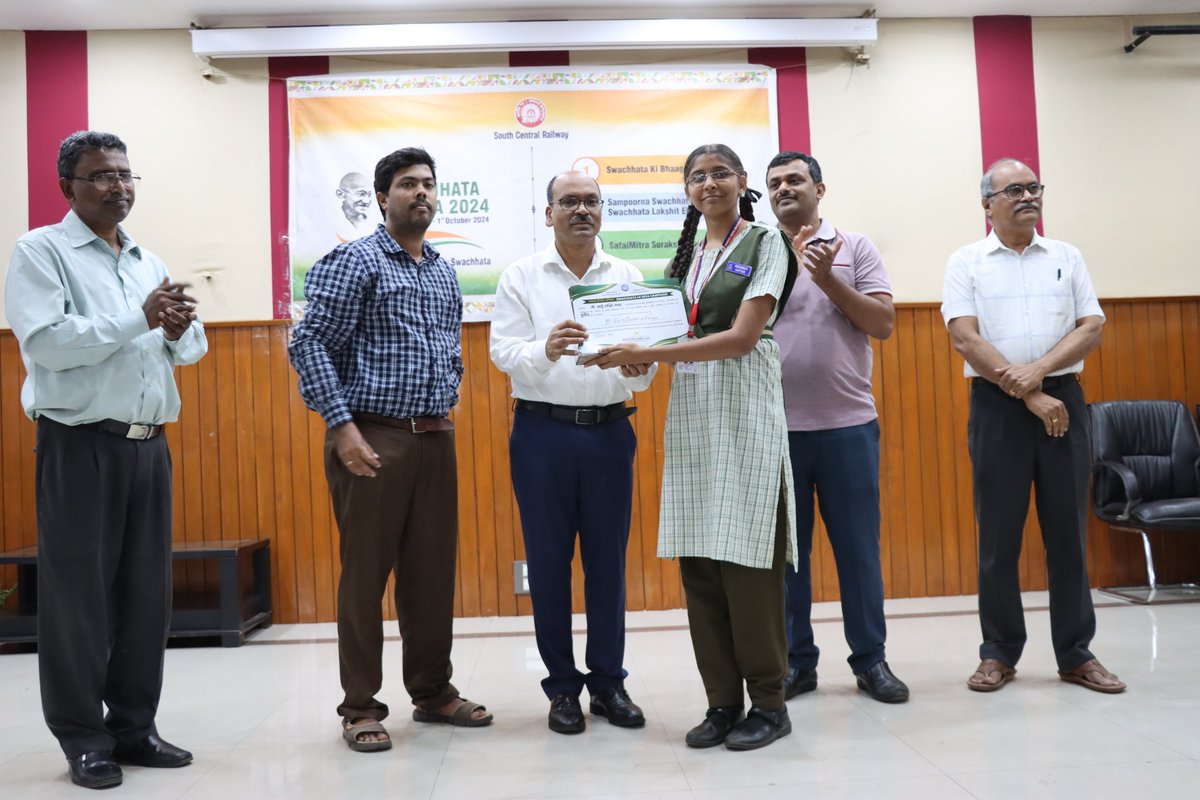 drmsecunderabad's tweet photo. #Gandhi Jayanti #SwacchataHiSeva2024 #ADRM/I /SC #Distrubuted awards to winners of 54 school and College children who participated in drawing , painting and essay writing on Swachh Bharat Mission @Hawamahal SC Divisional office , sanchalan bhavan https://t.co/hvvKiDFF9b