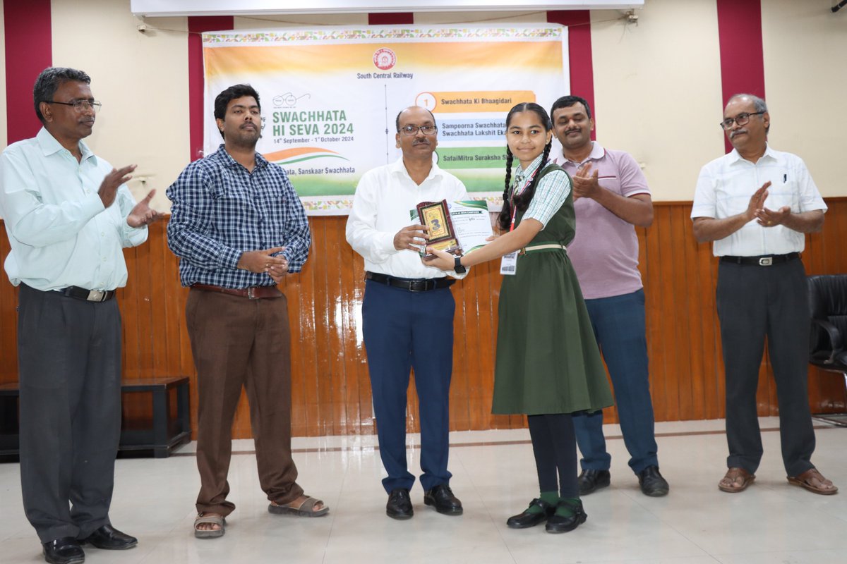 drmsecunderabad's tweet photo. #Gandhi Jayanti #SwacchataHiSeva2024 #ADRM/I /SC #Distrubuted awards to winners of 54 school and College children who participated in drawing , painting and essay writing on Swachh Bharat Mission @Hawamahal SC Divisional office , sanchalan bhavan https://t.co/hvvKiDFF9b