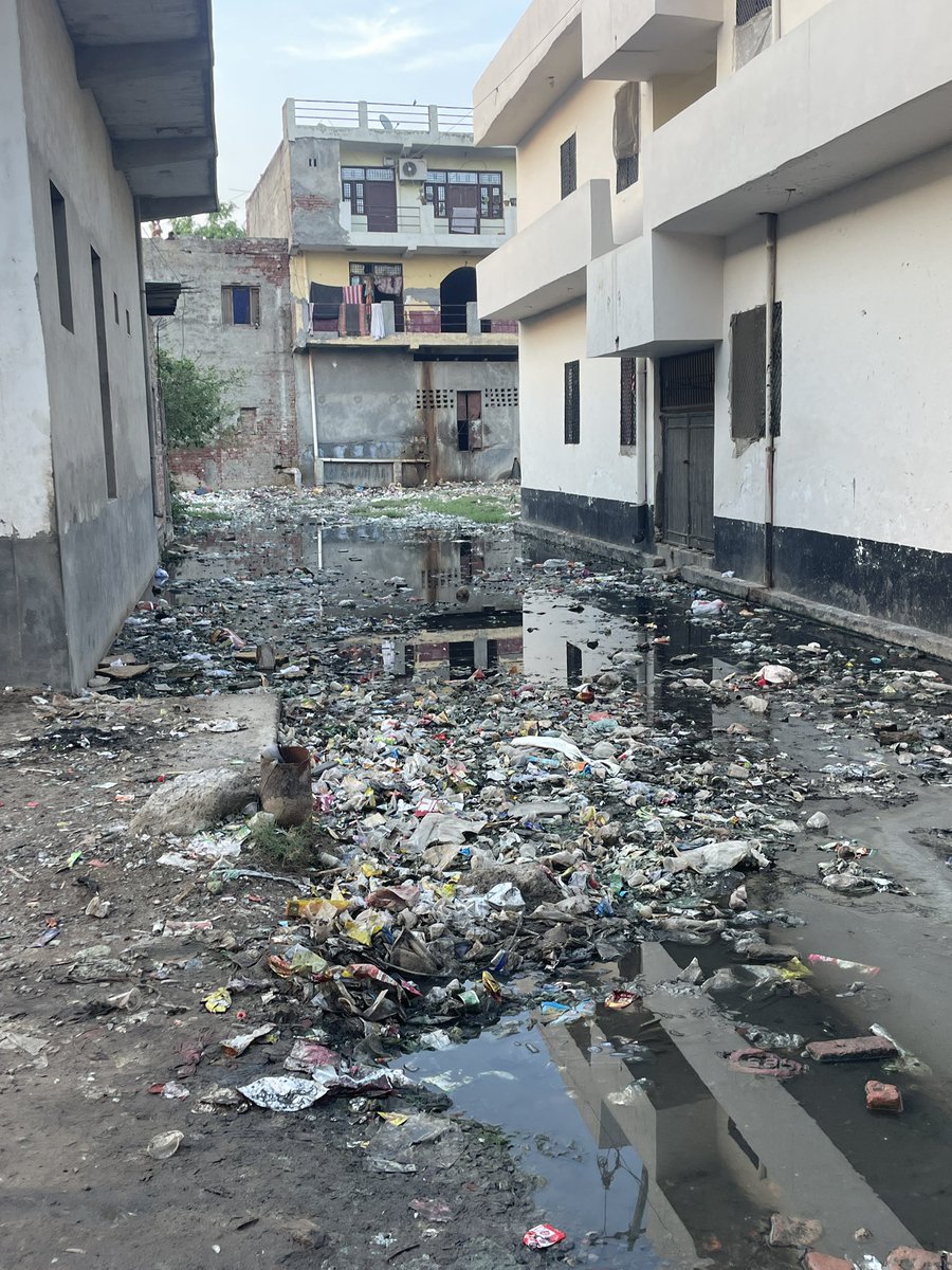 shekharnagar77's tweet photo. हबीबपुर  गाँव के छह परसेंट प्लॉटों में नाली साफ़ नहीं हो रही है अभी तब भी कोई सुनवाई नहीं हो रही है कृपया करके इस समस्या का समाधान करवा दो।@myogioffice @OfficialGNIDA @NandiGuptaBJP https://t.co/zeADs66mjZ