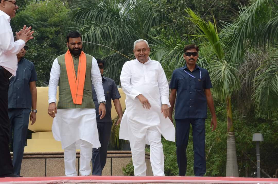 Teamsamrat4bjp's tweet photo. सत्य और अहिंसा की प्रतिमूर्ति, परम श्रद्धेय महात्मा गांधी जी की जयंती के अवसर पर पटना के गांधी मैदान में बापू के चरणों में पुष्पार्चन कर शत-शत नमन किया।

बापू को आदर्श मानकर उनके विचारों को हमें अनुसरण करना चाहिए।

#GandhiJayanti #Bihar #samratchoudhary @samrat4bjp https://t.co/mX3sEcUPGI