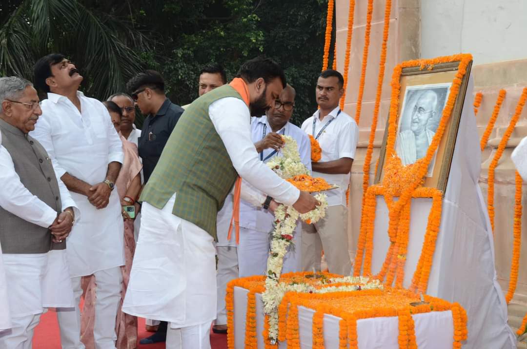 Teamsamrat4bjp's tweet photo. सत्य और अहिंसा की प्रतिमूर्ति, परम श्रद्धेय महात्मा गांधी जी की जयंती के अवसर पर पटना के गांधी मैदान में बापू के चरणों में पुष्पार्चन कर शत-शत नमन किया।

बापू को आदर्श मानकर उनके विचारों को हमें अनुसरण करना चाहिए।

#GandhiJayanti #Bihar #samratchoudhary @samrat4bjp https://t.co/mX3sEcUPGI