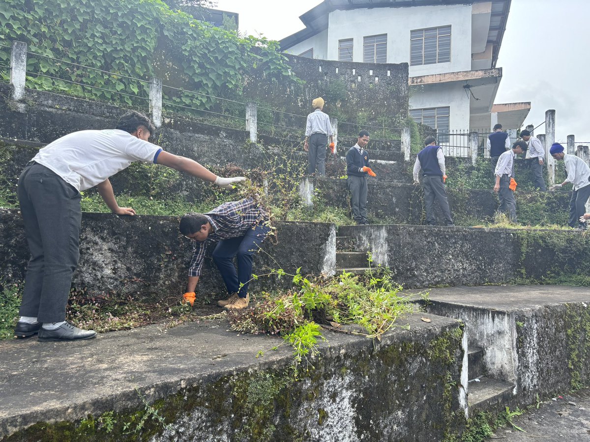 CIPMCMEG's tweet photo. A small step towards a cleaner India! CIPMC Shillong and Glykan Academy came together for the *Swachhata Hi Sewa* cleanliness drive. Every effort counts in keeping our surroundings beautiful. 🌱🧼 #SwachhataAbhiyan #CommunityCleanliness #GreenFuture" https://t.co/wmLD5QulEt