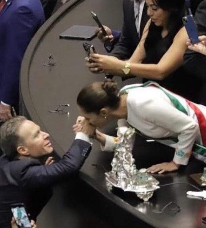 BettyEsCD's tweet image. Real y viral .. en los tiempos de campaña, escuché en algún programa que la espuria tenía preferencia por el partido Verde, pero no pensé que tanta. 
De todos modos, que pésimo se ve, primera mancha de la Investidura Presidencial.