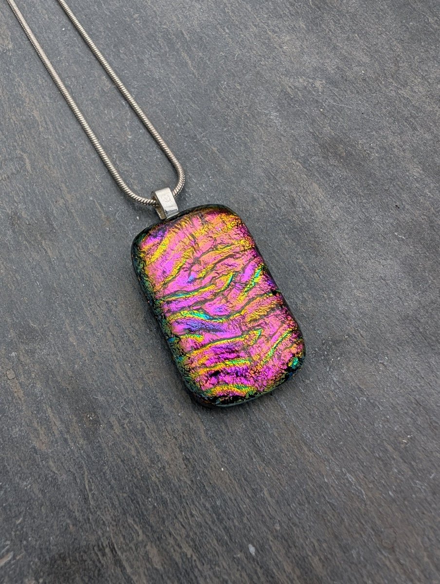 Samphireglass's tweet image. Beautiful new dichroic glass necklace with vibrant pink, gold and green stream design. Love the effect within this pendant.
#earlybiz #handmade #etsy #giftideas #shopindie
buff.ly/4eICLEp