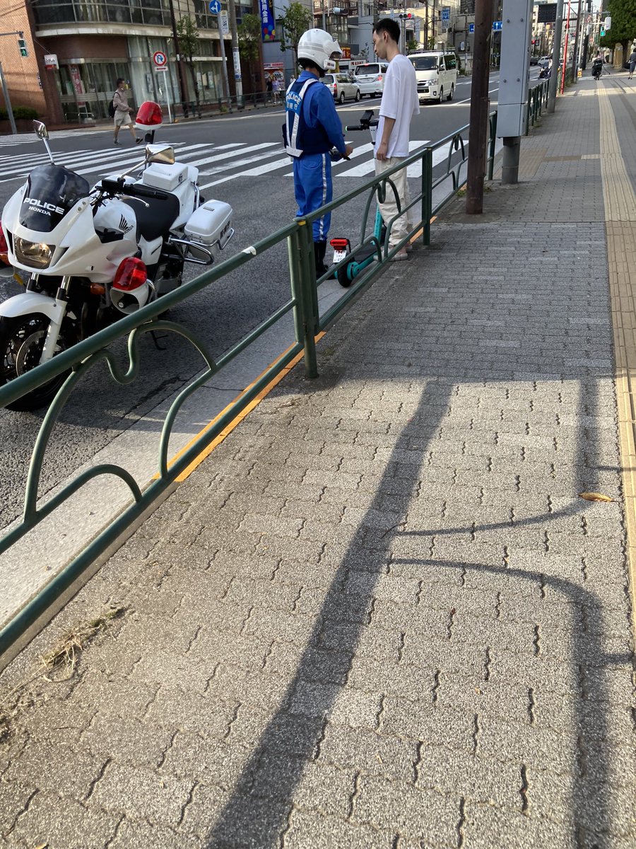 RezisuL's tweet photo. LUUP乗って右車線爆走してたやつがポリスメンにしょっ引かれててめちゃくちゃ飯がうまい https://t.co/cMpbFlN8eX