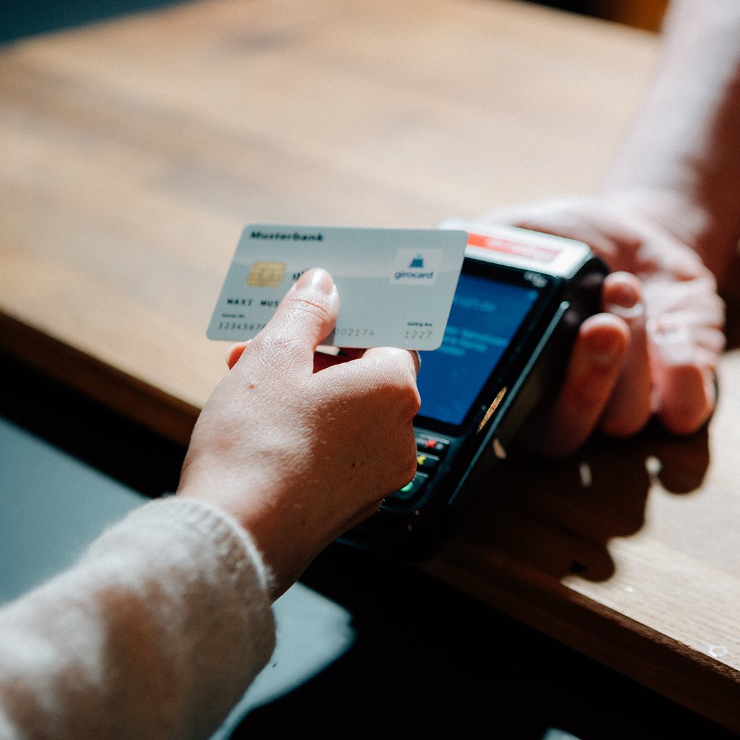 girocard (@girocard) on Twitter photo Das Akzeptanznetz wächst und wächst! 💡 Nicht nur in Deutschland kann im Handel sicher und zuverlässig mit der Debitkarte der <a href="/die_dk_de/">die-dk</a> bezahlt werden, auch im Ausland wird die girocard immer häufiger akzeptiert, sodass ein #BezahlenWieZuhause möglich ist. Das Akzeptanznetz wächst und wächst! 💡 Nicht nur in Deutschland kann im Handel sicher und zuverlässig mit der Debitkarte der <a href="/die_dk_de/">die-dk</a> bezahlt werden, auch im Ausland wird die girocard immer häufiger akzeptiert, sodass ein #BezahlenWieZuhause möglich ist.