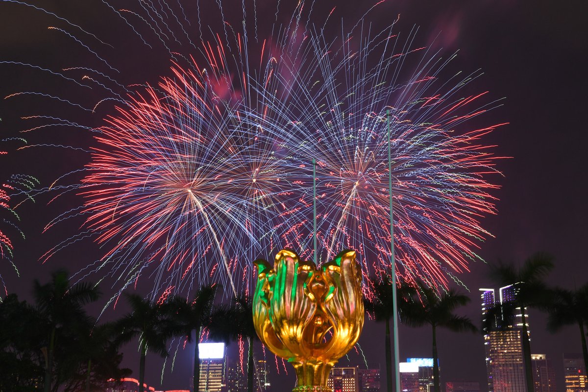 ChinaDaily's tweet photo. A festive vibe permeated the streets of the #HongKong and #Macao special administrative regions on Tuesday as officials, residents and tourists turned out in droves to celebrate the 75th anniversary of the founding of the People's Republic of China. #75YearsOn https://t.co/LhfZmeUqRf