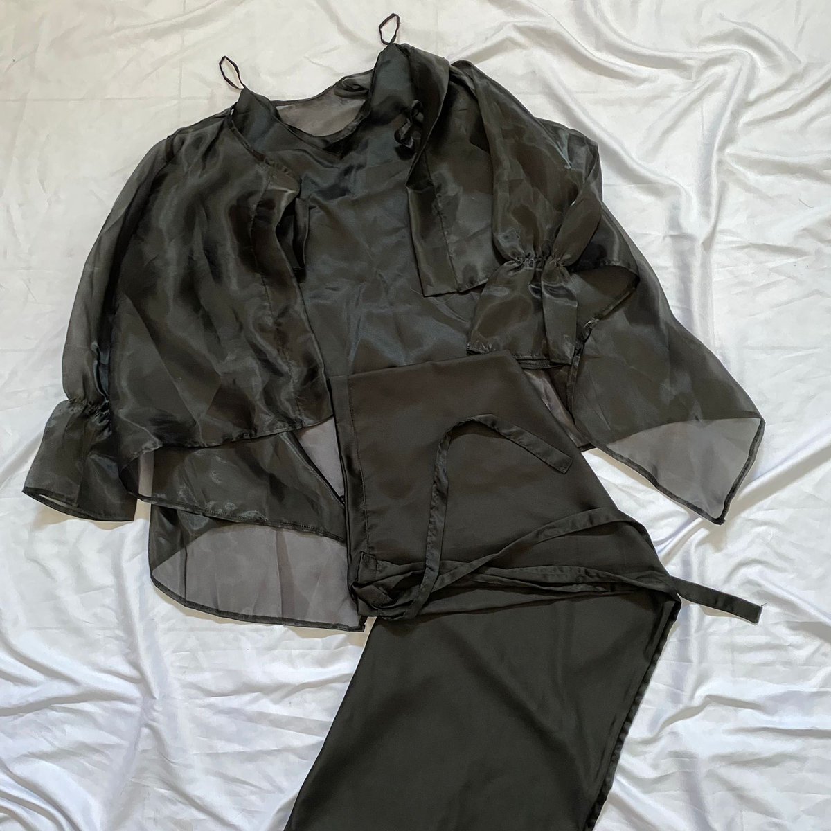untuk yang biru aku baru pakai 1x, dan yang hitam belum pernah sama sekali dipakai
biru: 150
hitam: 200