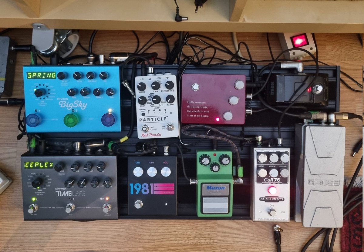 Ups, parece ser que ayer fue el #diainternacionaldelamusica 🎼. Se nos pasó comentarlo, pero bueno... adivina qué estábamos haciendo 😊🎸. Aquí unas fotos de la grabación de guitarras para una nueva producción musical online que pronto irá hacia Galicia.
#produccionmusical