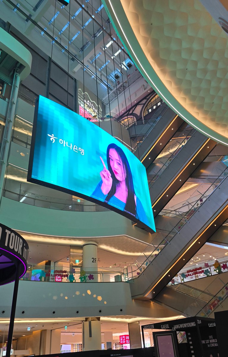 LIZ_Rabbito's tweet photo. 포포 in lotte mall

#안유진 #ユジン #ANYUJIN #아이브 #IVE https://t.co/81RdH9jdpY
