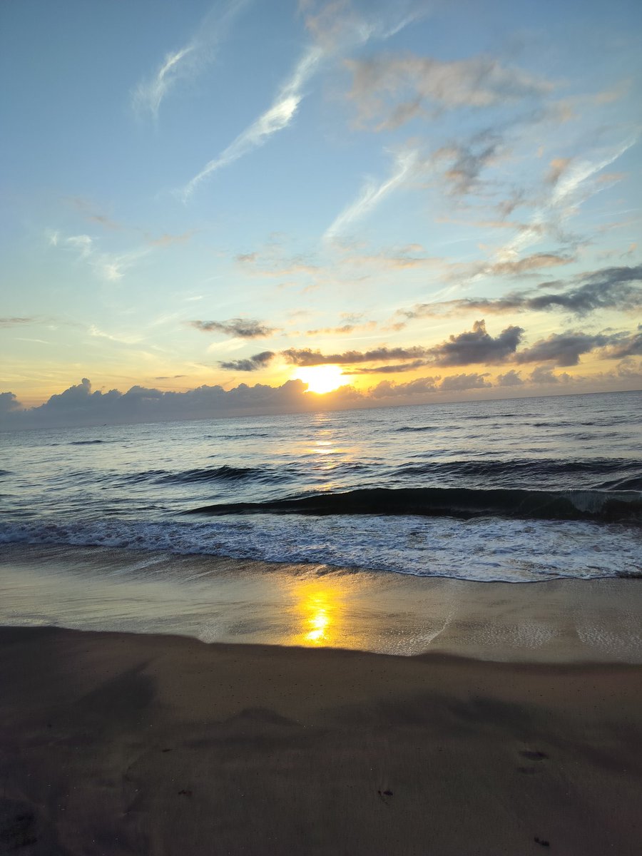 PRspacess's tweet photo. Sunrise beauty enhanced by the charming waves 😇
#PRclickss https://t.co/t2WbNh5qqM